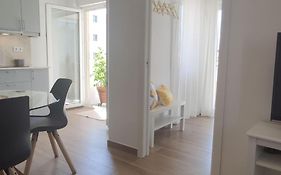 Lovely & Bright Renovated Apt. W/ Balcony In Lagos